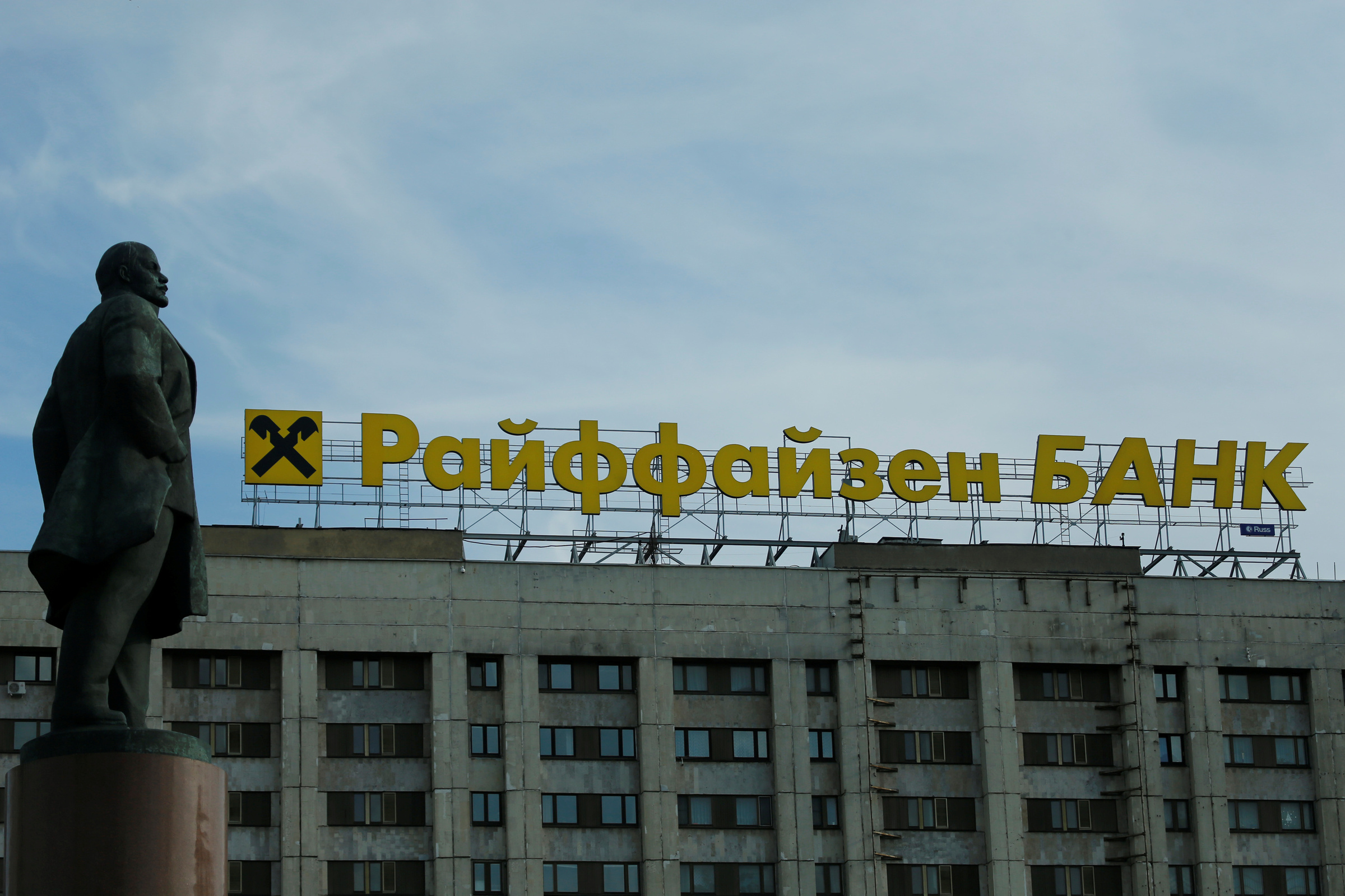 Logo của Ngân hàng Raiffeisen trên đỉnh một tòa nhà tại Moskva. Ảnh: Reuters