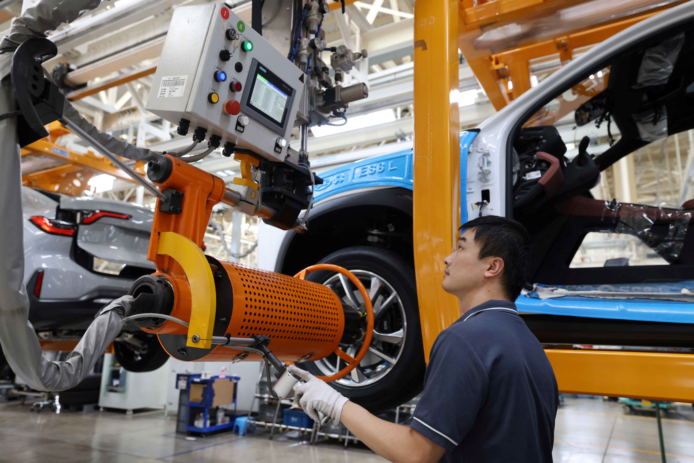Sản xuất ở nhà máy xe điện Nio, tỉnh An Huy ngày 28/8/2022. Ảnh: Reuters