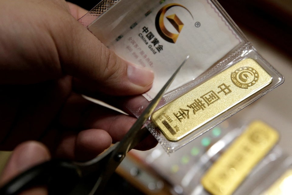 Một miếng vàng 50 gram bày bán tại Bắc Kinh (Trung Quốc). Ảnh: Reuters