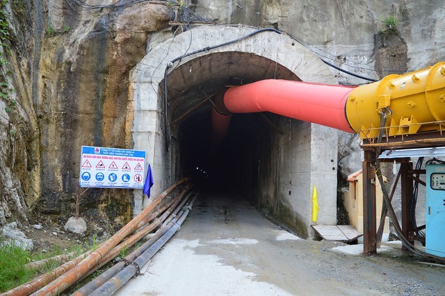 DN đằng sau nhà máy điện có đường hầm dẫn nước dài nhất, đập đất và cột nước cao nhất Việt Nam: Lợi nhuận quý 1/2024 giảm 99%, bị đối tác kiện ra tòa vì 'siêu' dự án kể trên - Ảnh 1.