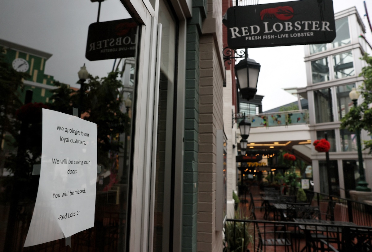 Thông báo đóng cửa dán bên ngoài một nhà hàng Red Lobster ở Maryland (Mỹ) hôm 14/5. Ảnh: Reuters