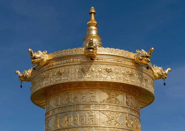 Đằng sau Đại bảo tháp Kinh luân dát vàng 24k lớn nhất thế giới, chứa hơn một tỷ câu chú đặt tại Lâm Đồng - Ảnh 4.