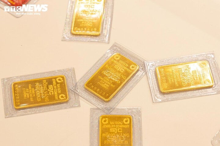 Giá vàng miếng lại lập đỉnh lịch sử, sắp chạm 86 triệu đồng/lượng - Ảnh 1.
