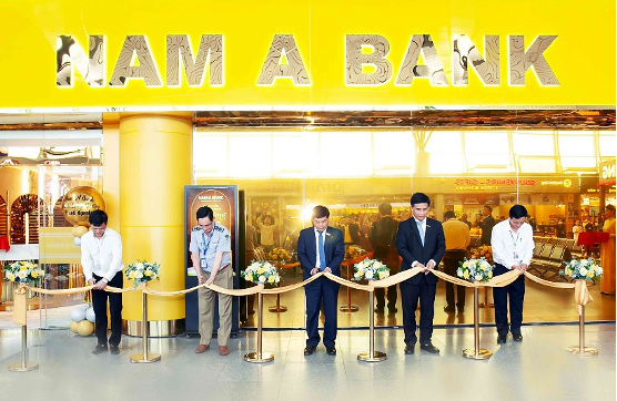 Đại diện Nam A Bank tại lễ khai trương phòng chờ ở Đà Nẵng.
