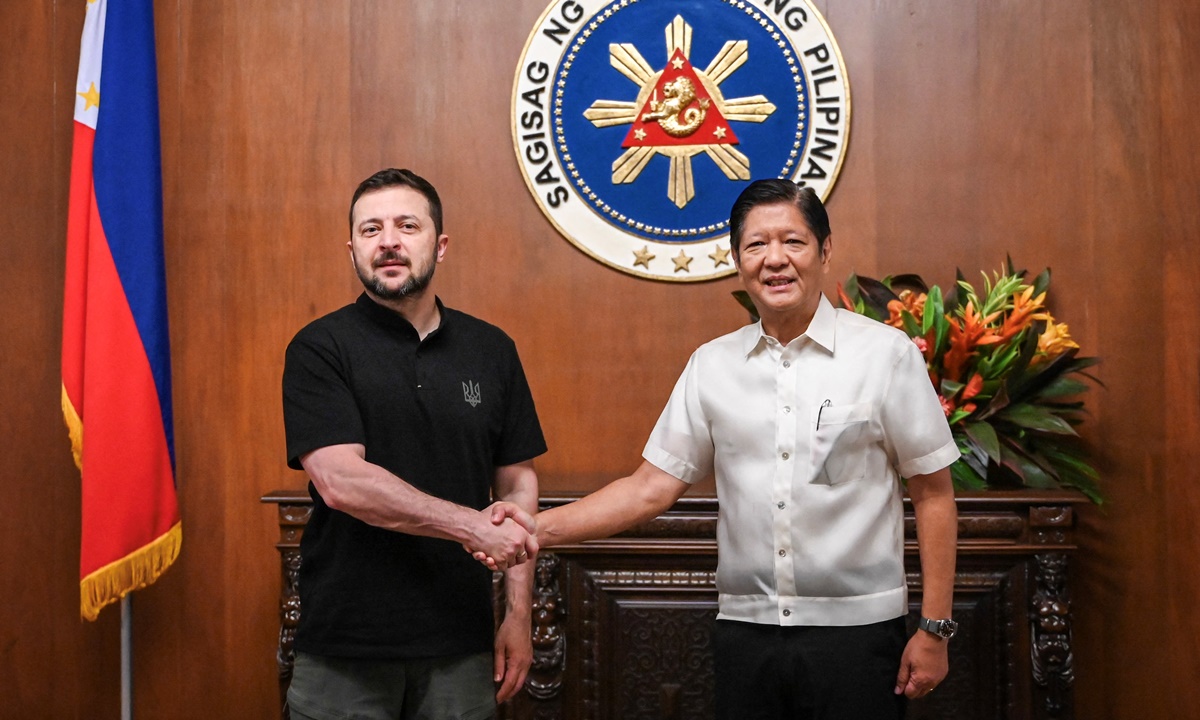 Tổng thống Zelensky (trái) gặp người đồng cấp Philippines Ferdinand Marcos Jr. tại Manila ngày 3/6. Ảnh: AFP