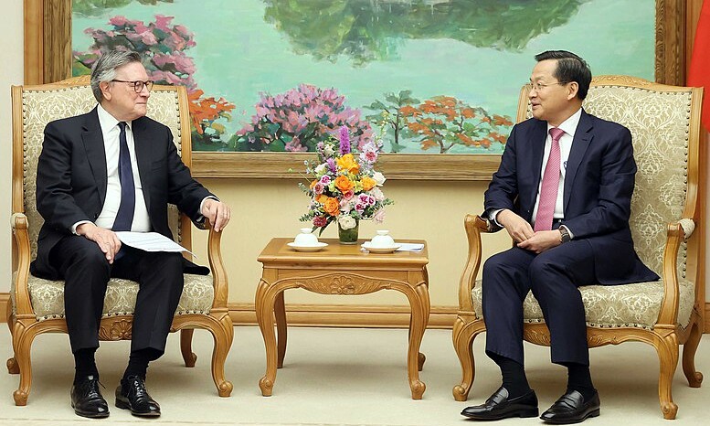 Chủ tịch Tập đoàn Standard Chartered Jose Vinals và Phó thủ tướng Lê Minh Khái tại cuộc gặp, ngày 27/6. Ảnh: VGP