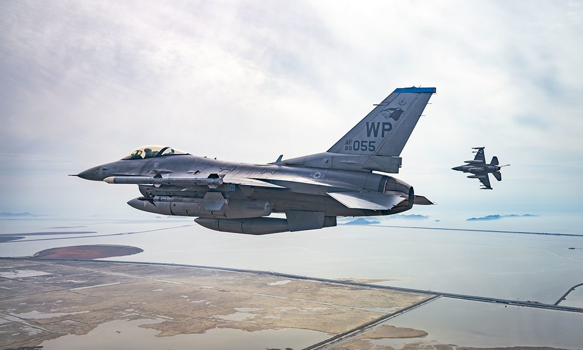 Hai tiêm kích F-16 Mỹ bay qua bờ biển phía nam Hàn Quốc hôm 2/4. Ảnh: Không quân Mỹ