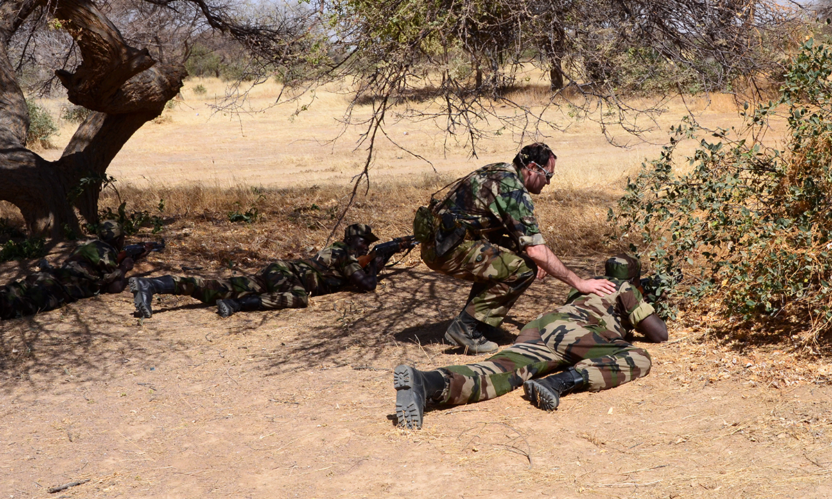 Huấn luyện viện quân sự Pháp (ngồi) trong cuộc tập trận chung ở Niger hồi năm 2014. Ảnh: BQP Mỹ