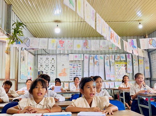 Trẻ nhỏ tại lớp học miễn phí cấp tiểu học ở khu liên hợp Snuol. Theo Thaco Agri, phòng đào tạo tại đây đã hoàn tất thủ tục, sáp nhập chương trình vào hệ thống giáo dục quốc gia Campuchia.