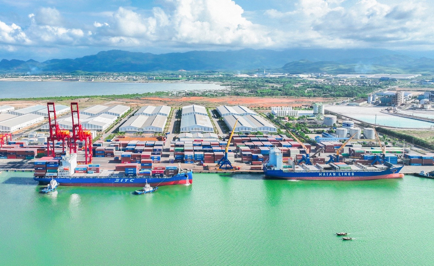 Các hãng tàu quốc tế phục vụ hoạt động xuất nhập khẩu cho doanh nghiệp tại cảng Chu Lai. Ảnh: Thaco