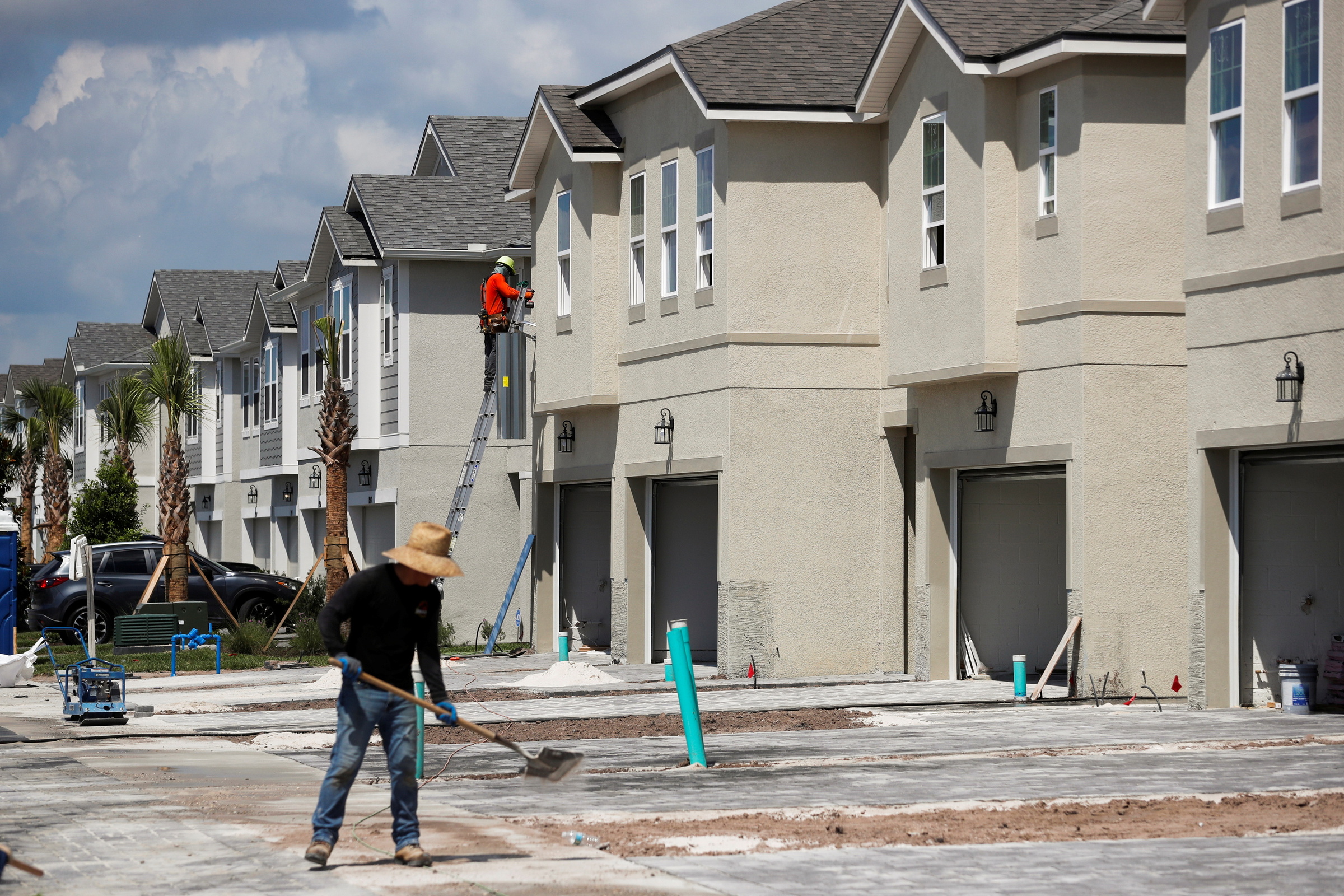 Các ngôi nhà mới được hoàn thiện ở Tampa, Florida ngày 5/5/2021. Ảnh: Reuters