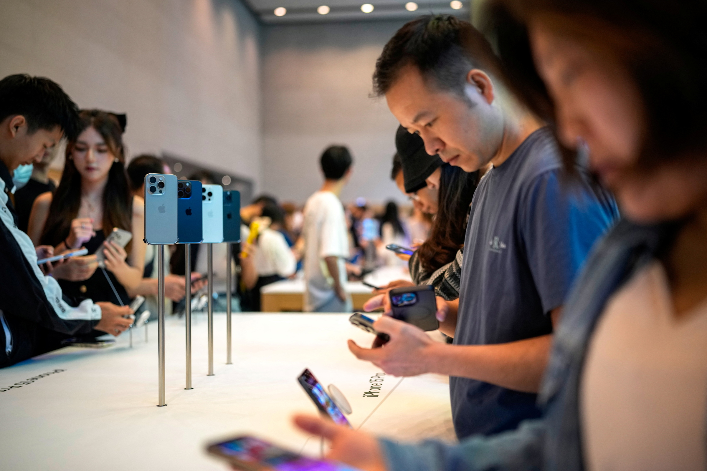 Người dùng trải nghiệm dòng iPhone 15 ở Thượng Hải năm ngoái. Ảnh: Reuters
