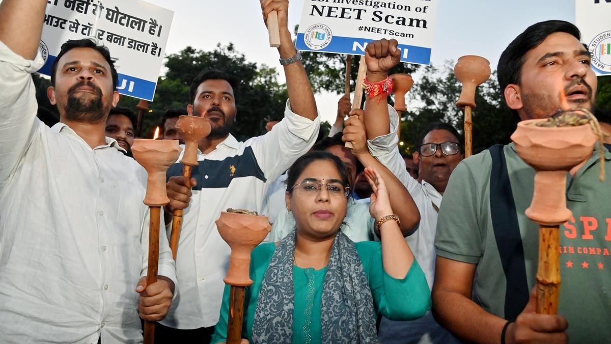 Các nhà hoạt động Liên đoàn Sinh viên Quốc gia Ấn Độ (NSUI) tham gia biểu tình phản đối kết quả NEET-UG tại New Delhi ngày 15/6. Ảnh: ANI