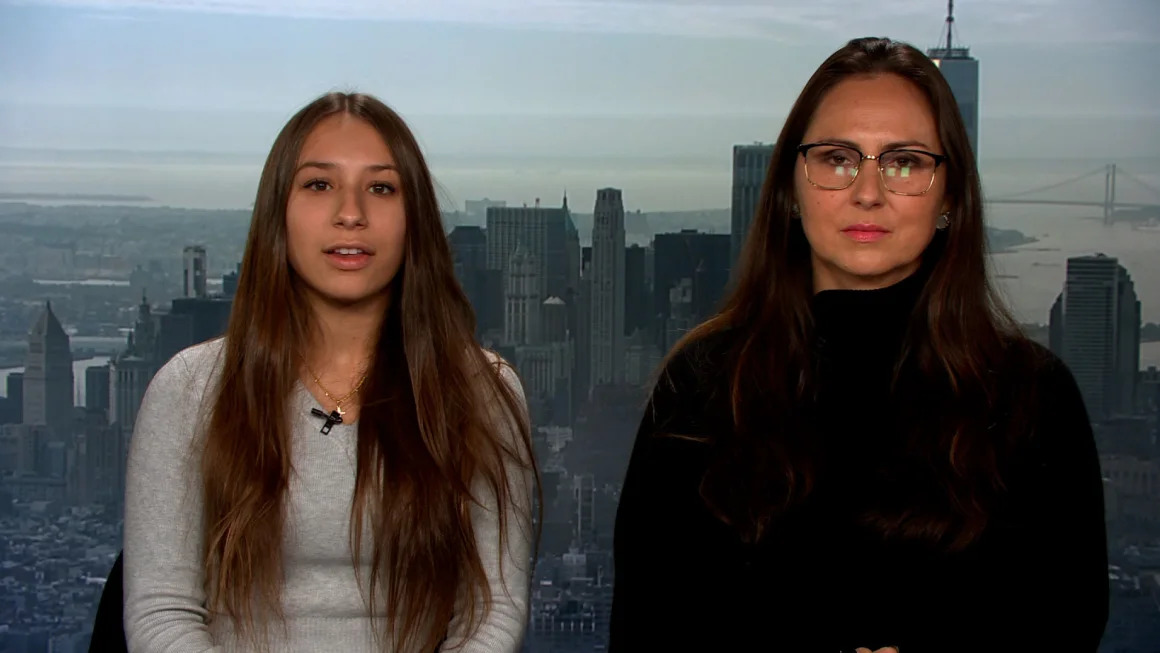 Bà Dorota Mani (phải) cùng con gái Francesca 14 tuổi trả lời truyền thông hồi tháng 11/2023. Ảnh: CNN