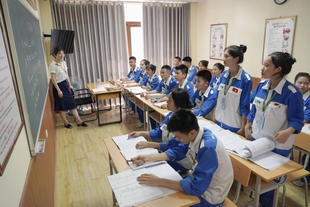 Lao động Việt Nam học tiếng Nhật tại Hà Nội. Ảnh: Kyodo