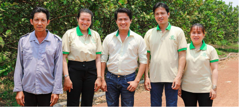 Anh Phạm Hữu Khá (đứng giữa) và các thành viên trong gia đình gắn bó tại khu liên hợp HAGL Agrico Lào.