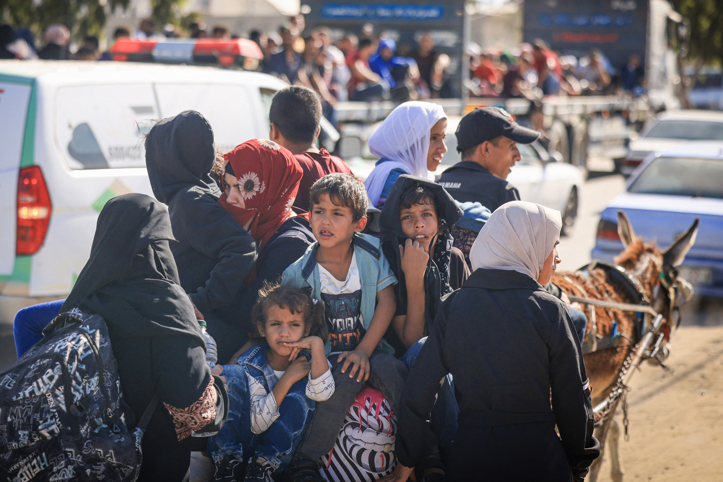 Người dân Palestine rời thành phố Gaza sau cảnh báo của Israel hồi tháng 10/2023. Ảnh: AFP
