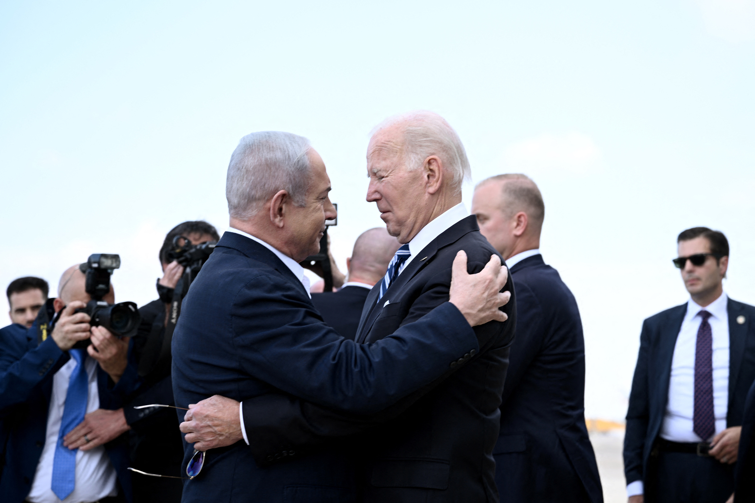 Tổng thống Mỹ Joe Biden (phải) ôm Thủ tướng Israel Benjamin Netanyahu trên đường băng sân bay Ben Gurion ở Tel Aviv hồi tháng 10/2023. Ảnh: AFP