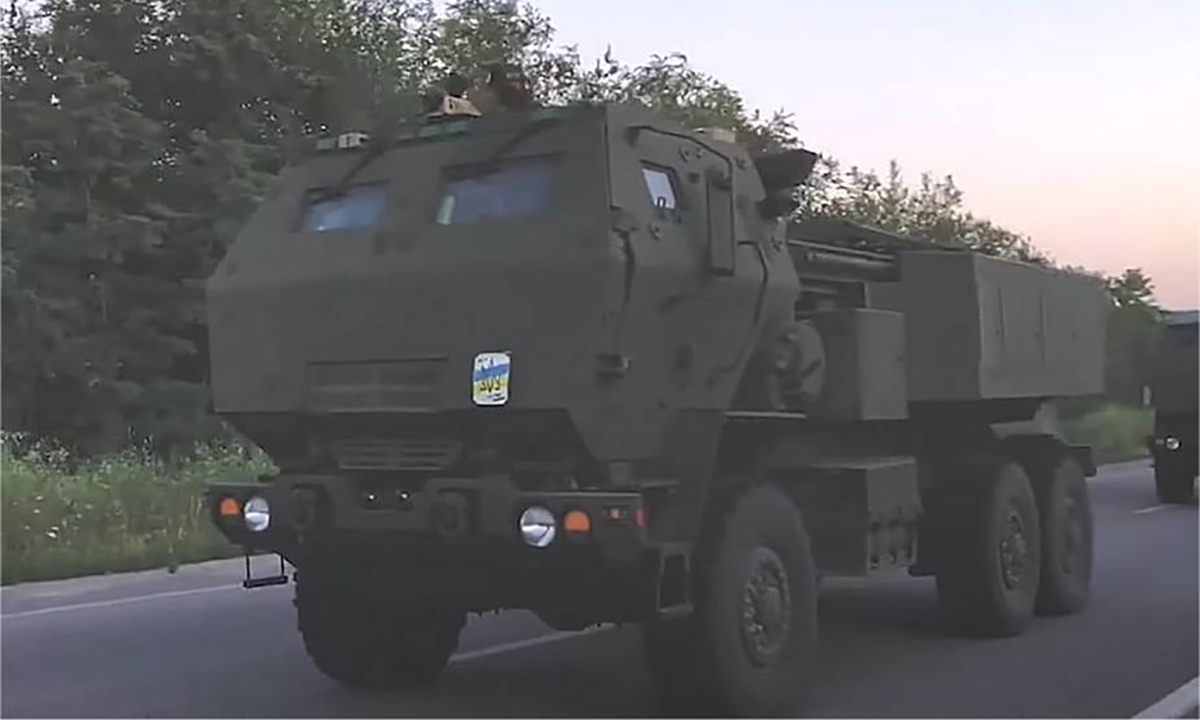 Pháo phản lực HIMARS của Ukraine di chuyển trên một tuyến đường ở tỉnh Zaporizhzhia tháng 7/2022. Ảnh: Reuters.