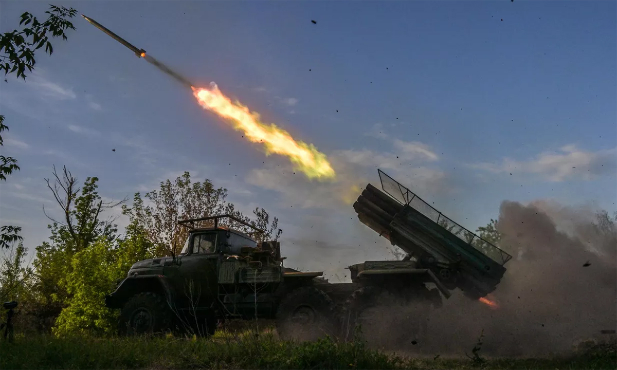 Pháo phản lực BM-21 Grad của Nga tập kích vị trí Ukraine ngày 4/6. Ảnh: BQP Nga