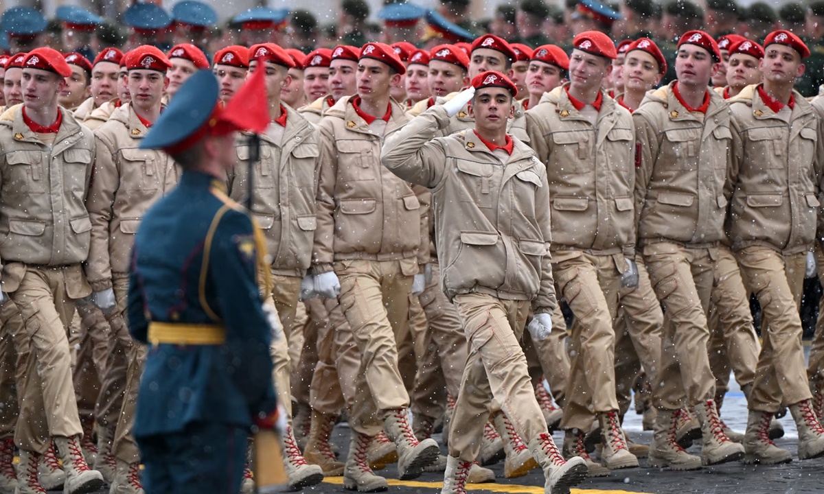 Các thành viên đội thiếu sinh quân Yunarmiya tham gia cuộc duyệt binh Ngày Chiến thắng ở Moskva ngày 9/5. Ảnh: AFP