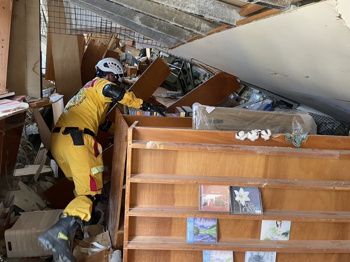 Lực lượng cứu hộ tìm kiếm tại một căn nhà bị hư hại sau động đất ở Cao Hùng. Ảnh: Sở cứu hỏa Cao Hùng