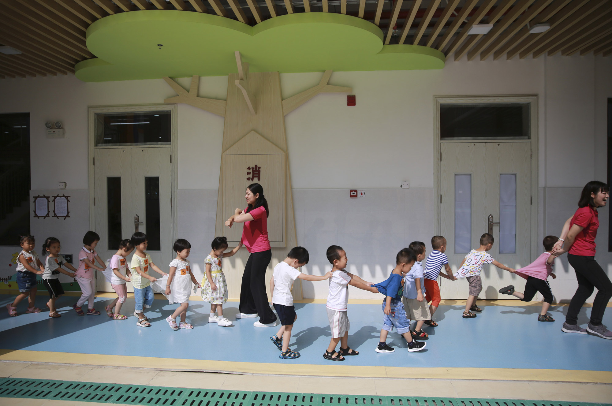 Giáo viên chơi với trẻ tại một trường mẫu giáo ở tỉnh Quảng Đông, năm 2018. Ảnh: VCG