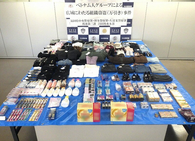 Một số mặt hàng do 4 nghi phạm Việt trộm được bày tại cuộc họp báo của cảnh sát Fukuoka ngày 6/2. Ảnh: Mainichi