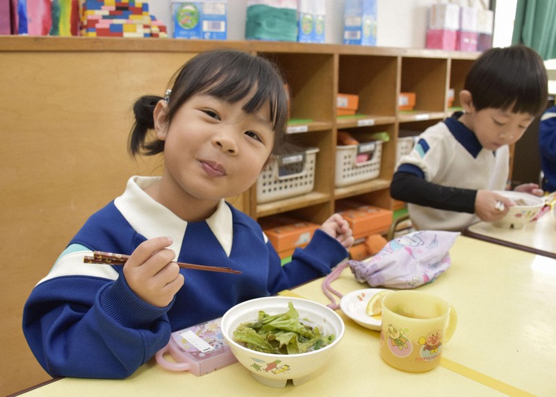 Học sinh ăn phở tại trường mẫu giáo Ikuno Komorebi ở Osaka, Nhật Bản. Ảnh: Mainichi