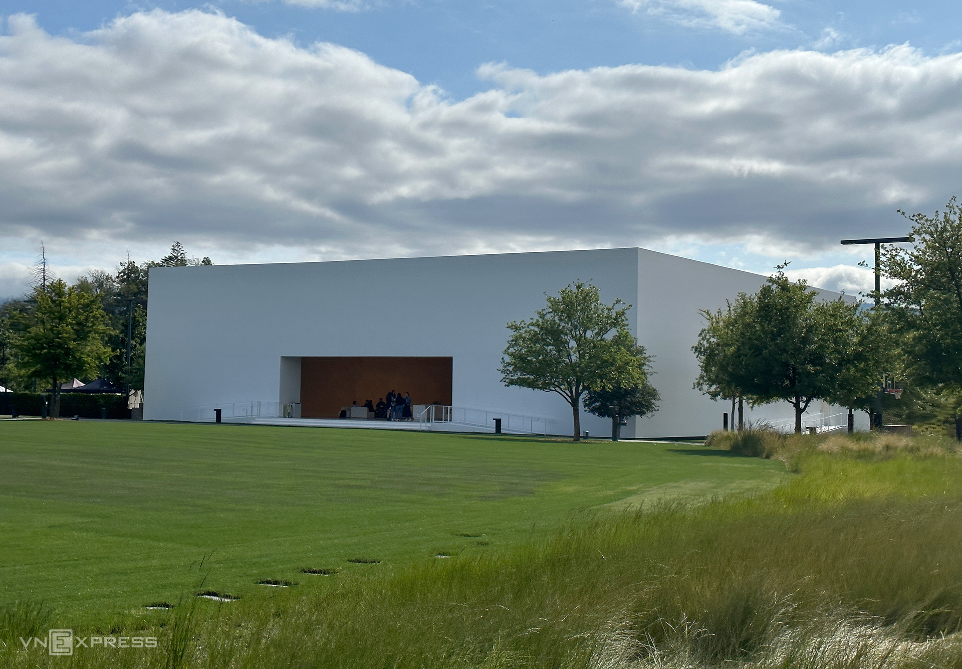 Khu Fieldhouse được Apple xây mới dành riêng cho việc trải nghiệm Vision Pro. Bên trong không cho chụp ảnh, quay phim và ghi âm. Ảnh: Tuấn Hưng