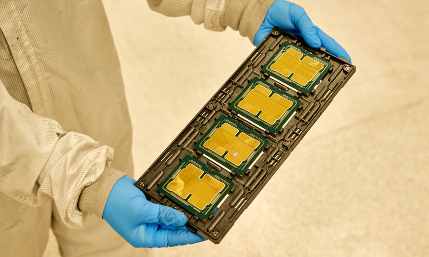 Một số chip xử lý mới tích hợp tại nhà máy của Intel. Ảnh: Philip Cheung