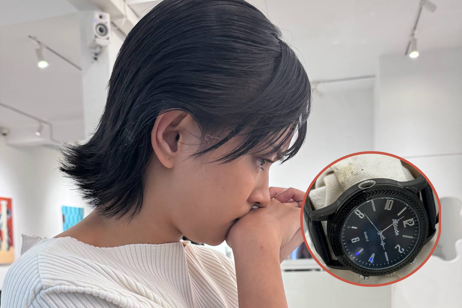 Châu Bùi và chiếc camera quay lén ngụy trang đồng hồ đeo tay được phát hiện trong một studio chụp ảnh ở TP HCM. Ảnh: Facebook Châu Bùi