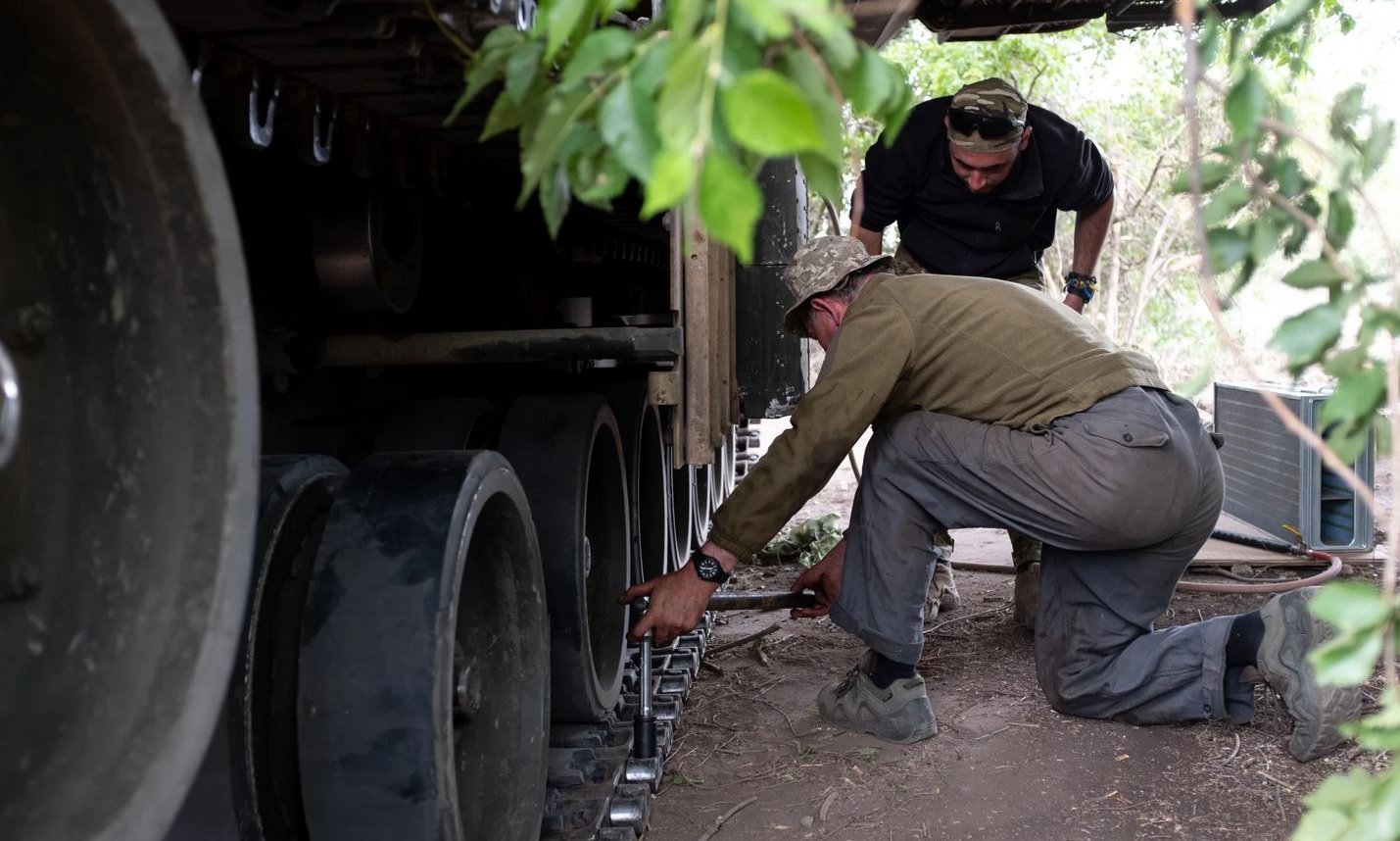 Binh sĩ Ukraine sửa chữa xe tăng Abrams bị hỏng trong ảnh công bố hôm 29/5. Ảnh: CNN
