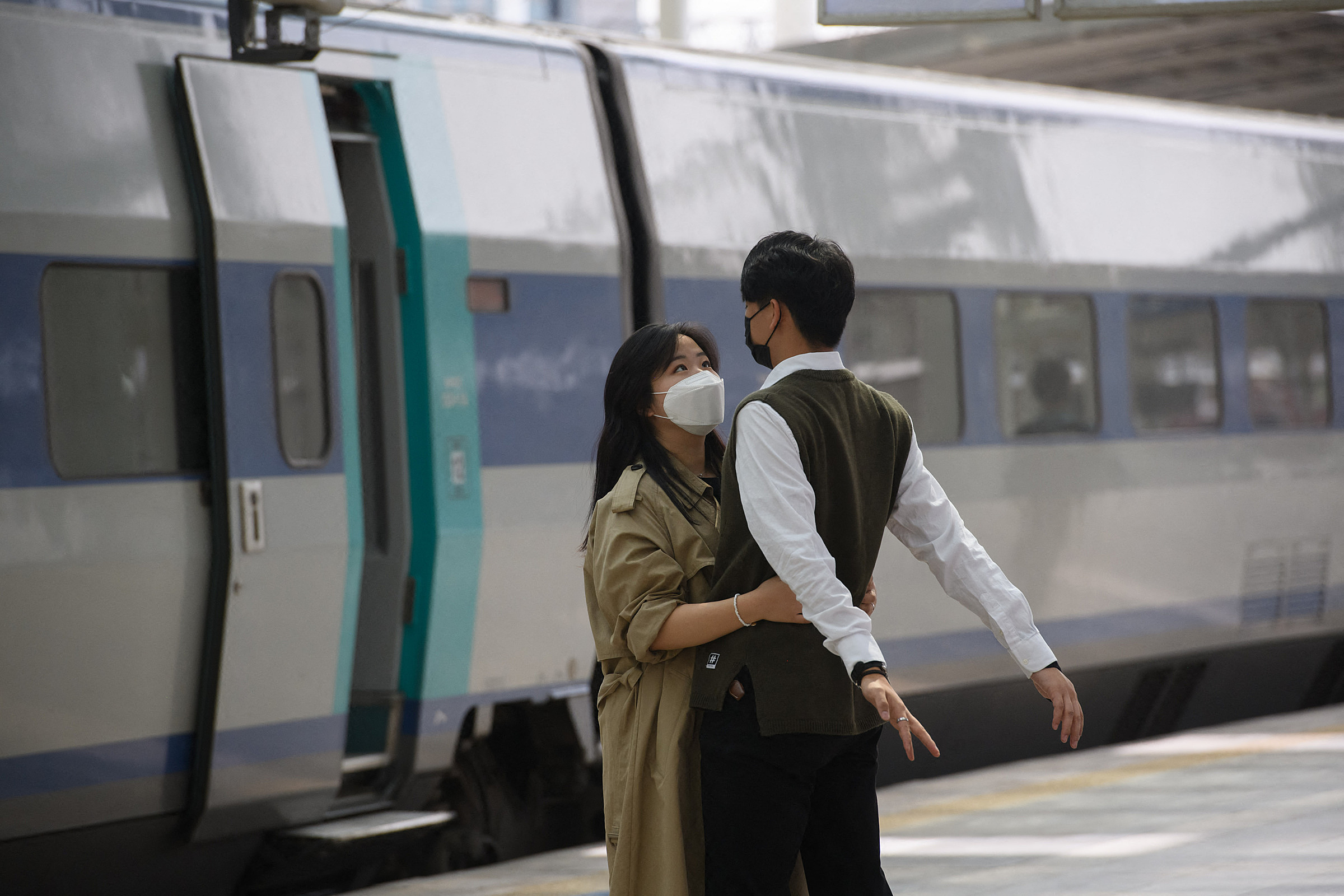 Một cặp tình nhân thể hiện tình cảm tại ga Seoul, Hàn Quốc, năm 2020. Ảnh: AFP