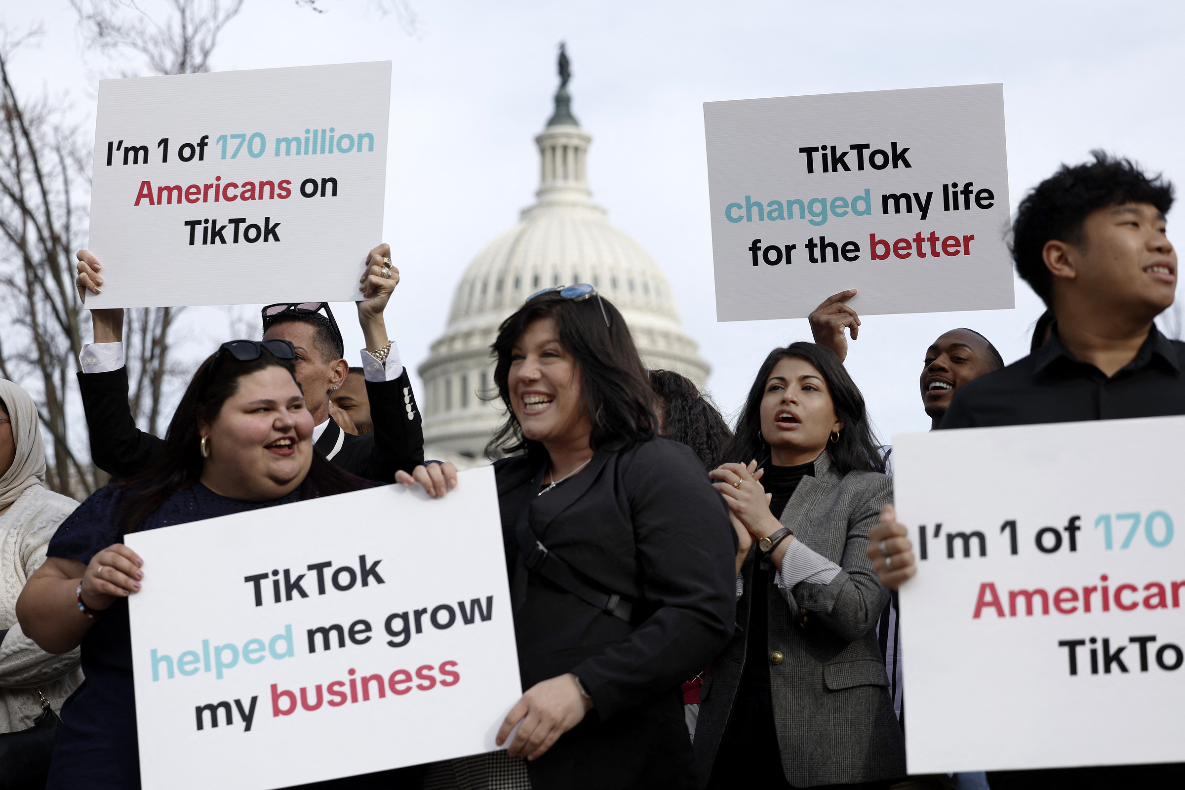 Người ủng hộ TikTok tập trung bên ngoài Đồi Capitol, Washington ngày 13/3. Ảnh: AFP