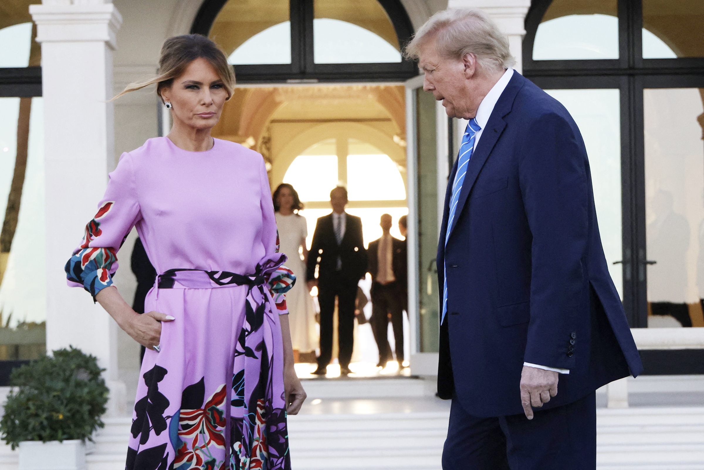 Cựu tổng thống Mỹ Donald Trump và vợ, bà Melania Trump, tới nhà của tỷ phú John Paulson dự tiệc gây quỹ ở Palm Beach, Florida, ngày 6/4. Ảnh: AFP