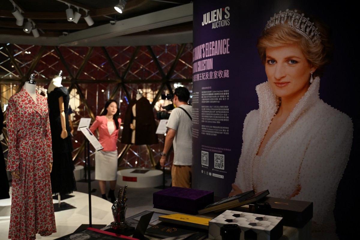 Bộ sưu tập váy vóc, phụ kiện của Công nương Diana trong tour triển lãm ở Hong Kong ngày 17/4. Ảnh: AFP