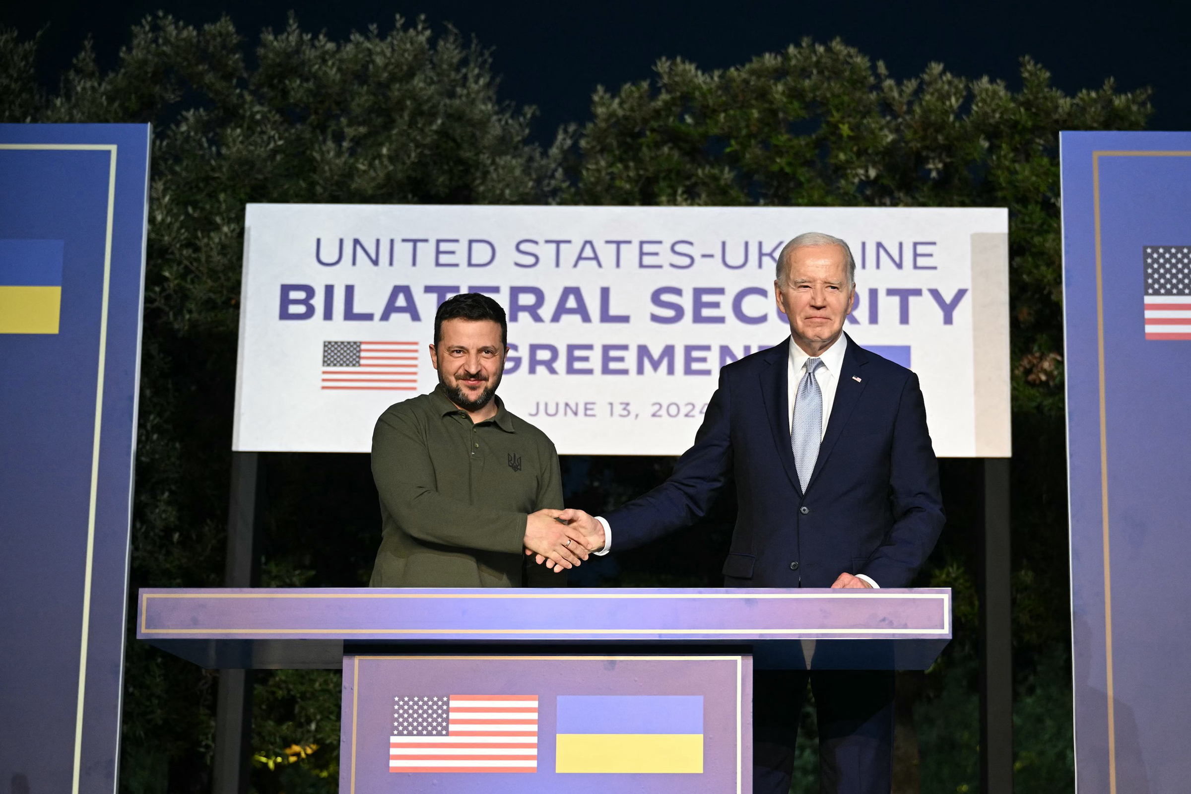 Tổng thống Mỹ Joe Biden (phải) bắt tay người đồng cấp Ukraine Volodymyr Zelensky khi ký thỏa thuận an ninh 10 năm bên lề hội nghị thượng đỉnh G7 ở Italy ngày 13/6. Ảnh: AFP