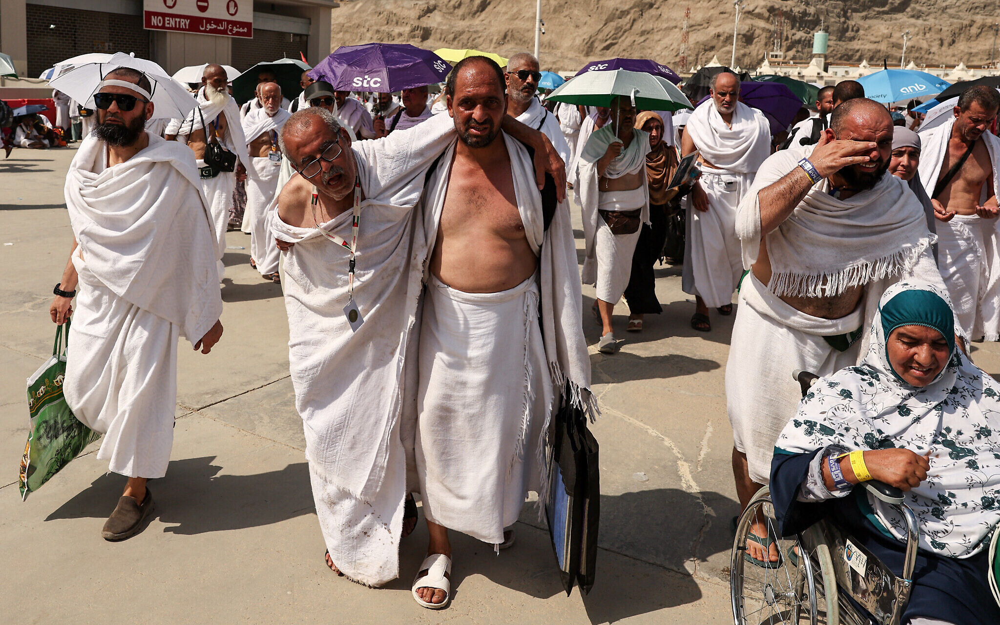Người hành hương kiệt sức vì nắng nóng tại Mina, gần thánh địa Mecca hôm 16/6. Ảnh: AFP