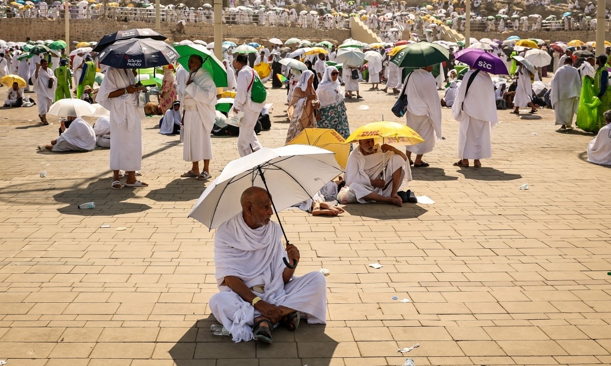 Những tín đồ Hồi giáo hôm 15/6 dùng ô để che nắng khi đến chân núi Arafat, cách thánh địa Mecca, Arab Saudi, khoảng 20 km, trong cuộc hành hương hajj năm nay. Ảnh: AFP