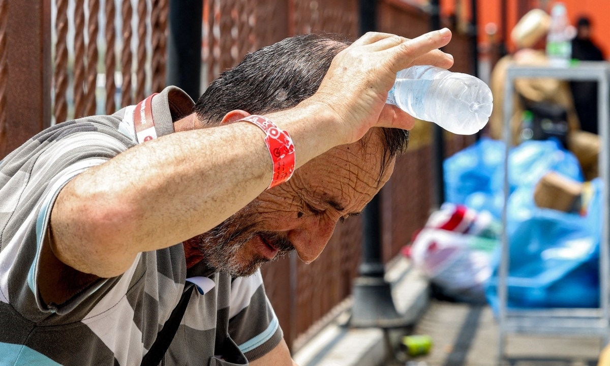 Một người hành hương Thổ Nhĩ Kỳ đổ nước lạnh lên đầu để giải nhiệt tại Mecca, Arab Saudi, hôm 20/6. Ảnh: AFP