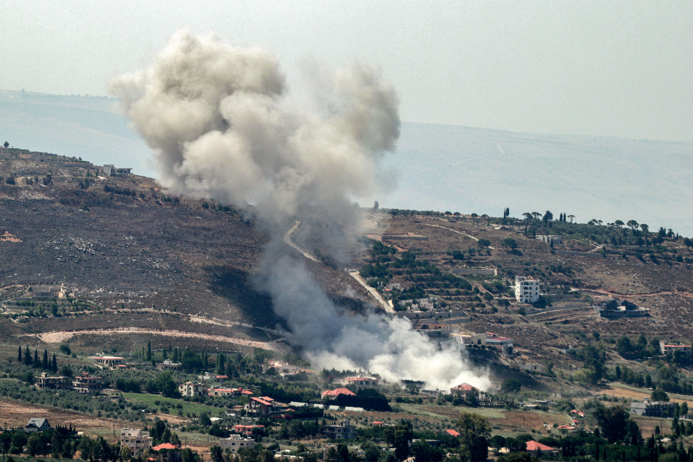 Khói bốc lên sau cuộc oanh tạc của lực lượng Israel ở làng Khiam, miền nam Lebanon ngày 26/6. Ảnh: AFP