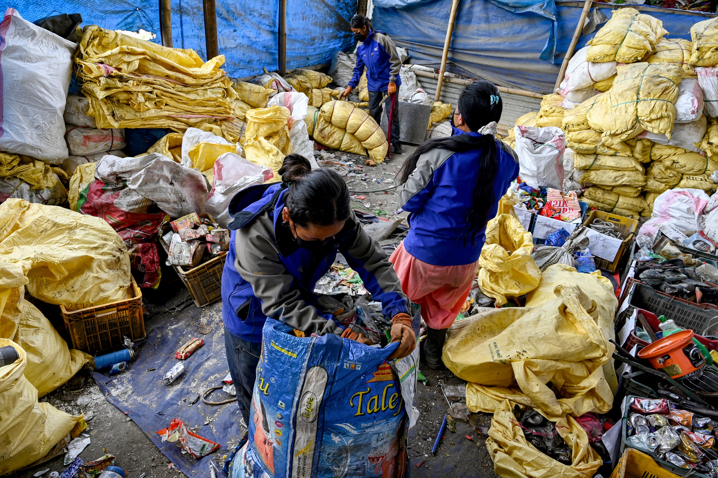 Công nhân phân loại rác đem xuống từ đỉnh Everest để đưa đi tái chế ở Kathmandu ngày 12/6. Ảnh: AFP