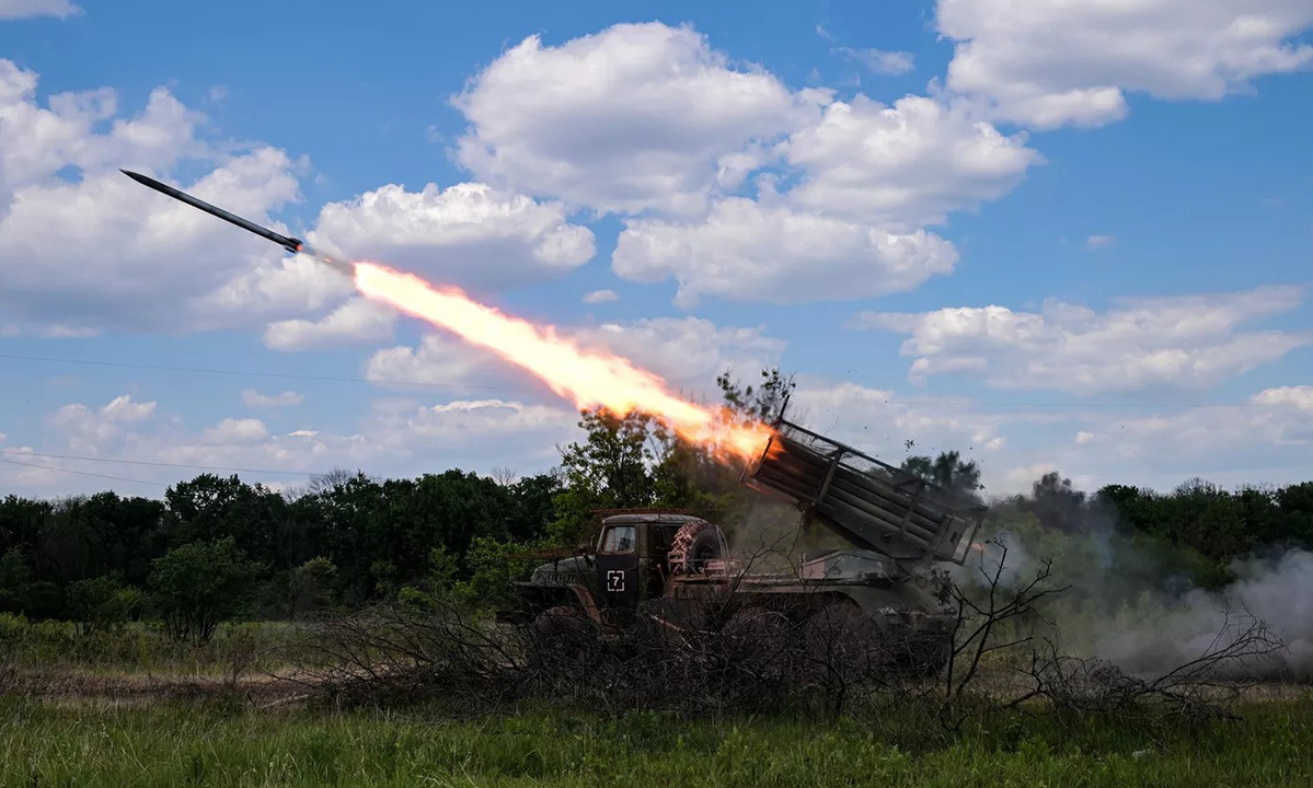 Pháo binh Nga khai hỏa về lực lượng Ukraine hôm 24/5. Ảnh: RIA Novosti