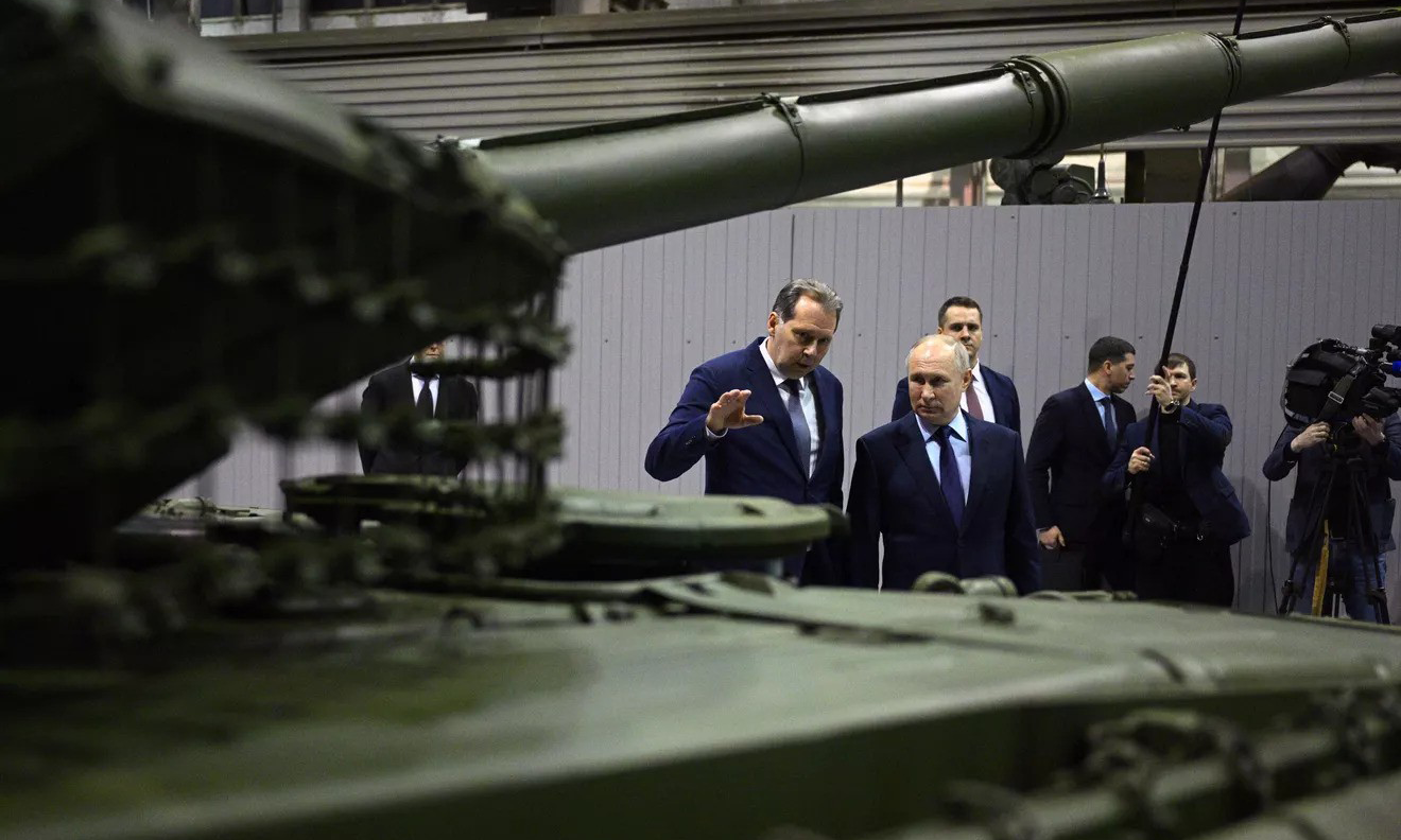 Ông Putin thăm cơ sở của tập đoàn vũ khí Uralvagonzavod hồi tháng 2. Ảnh: RIA Novosti