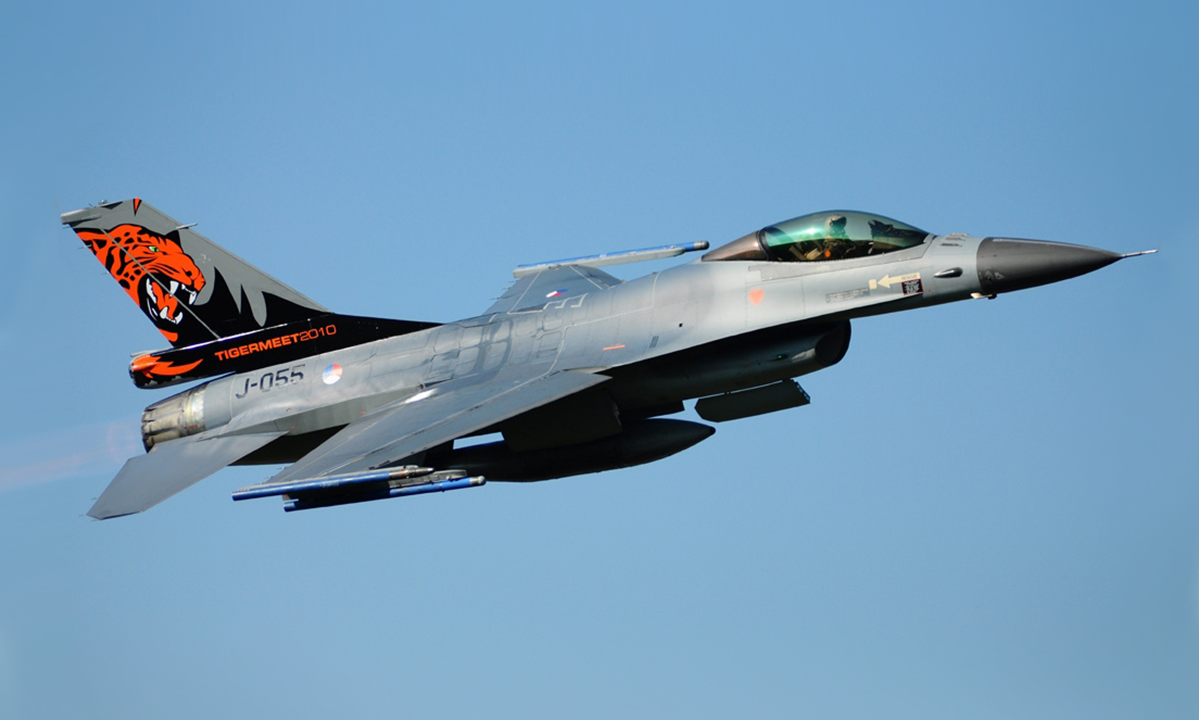 Tiêm kích F-16 Hà Lan bay tại triển lãm hàng không ở Anh năm 2014. Ảnh: Wikimedia