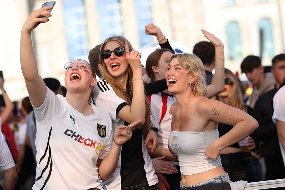Người hâm mộ mặc áo thi đấu có logo đội tuyển Đức với logo Check24 được in trước ngực. Ảnh: Reuters