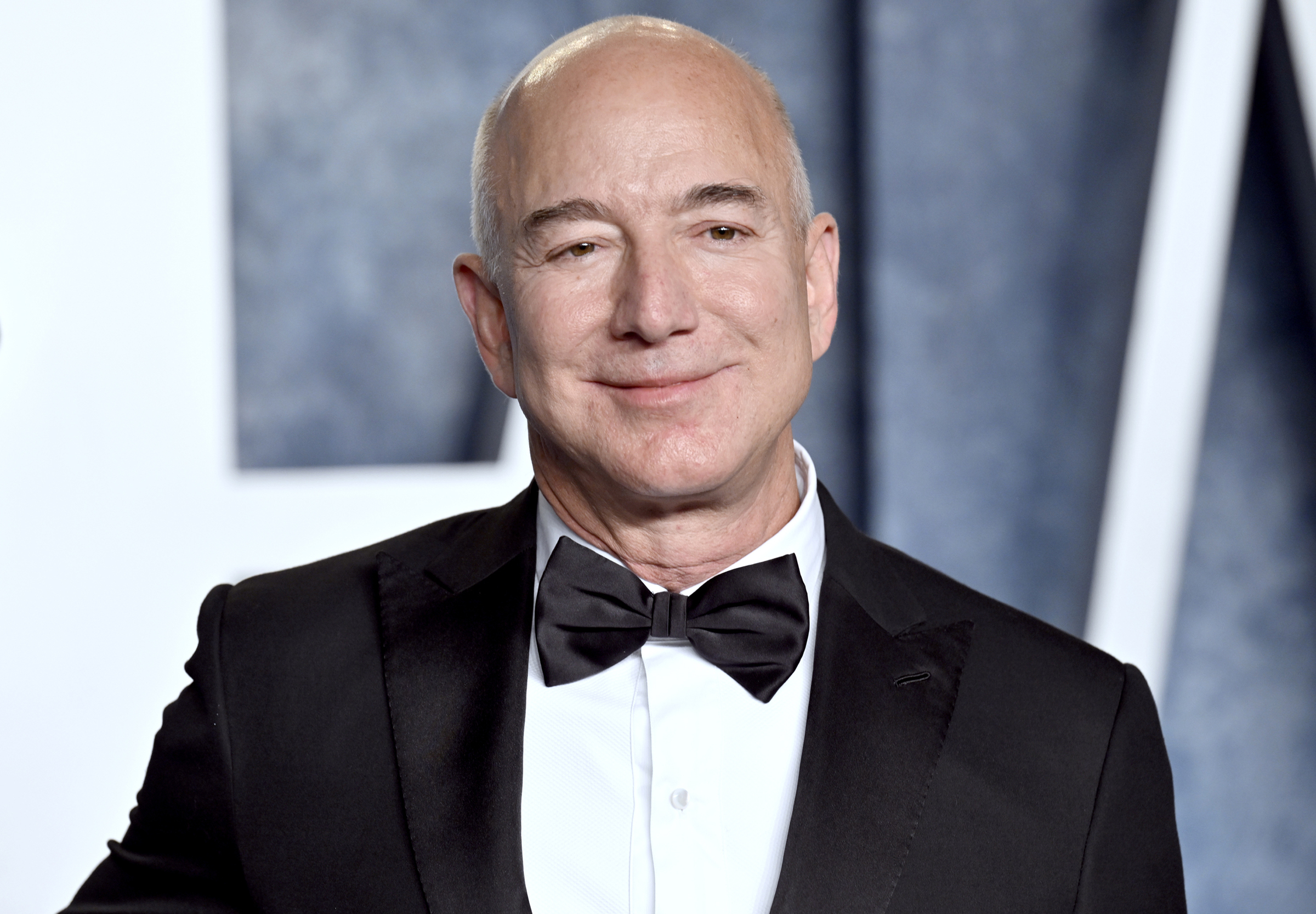 Jeff Bezos tham dự tiệc Oscar của Vanity Fair năm 2023. Ảnh: AP
