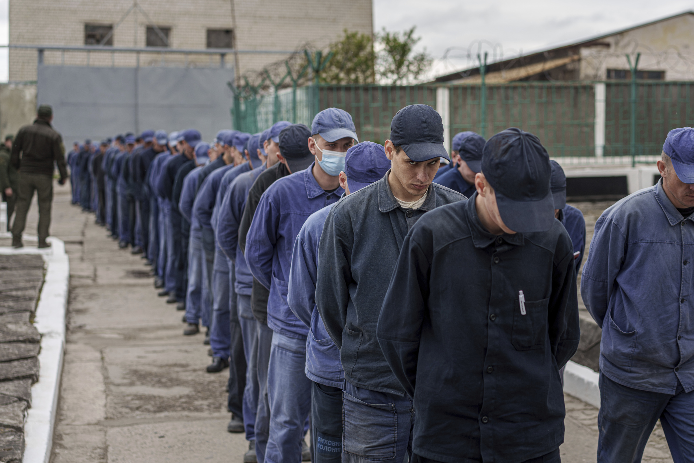 Tù binh Nga di chuyển đến nơi trú ẩn khi còi báo động vang lên tại trung tâm giam giữ tù binh chiến tranh ở vùng Lviv, Ukraine ngày 25/4. Ảnh: AP