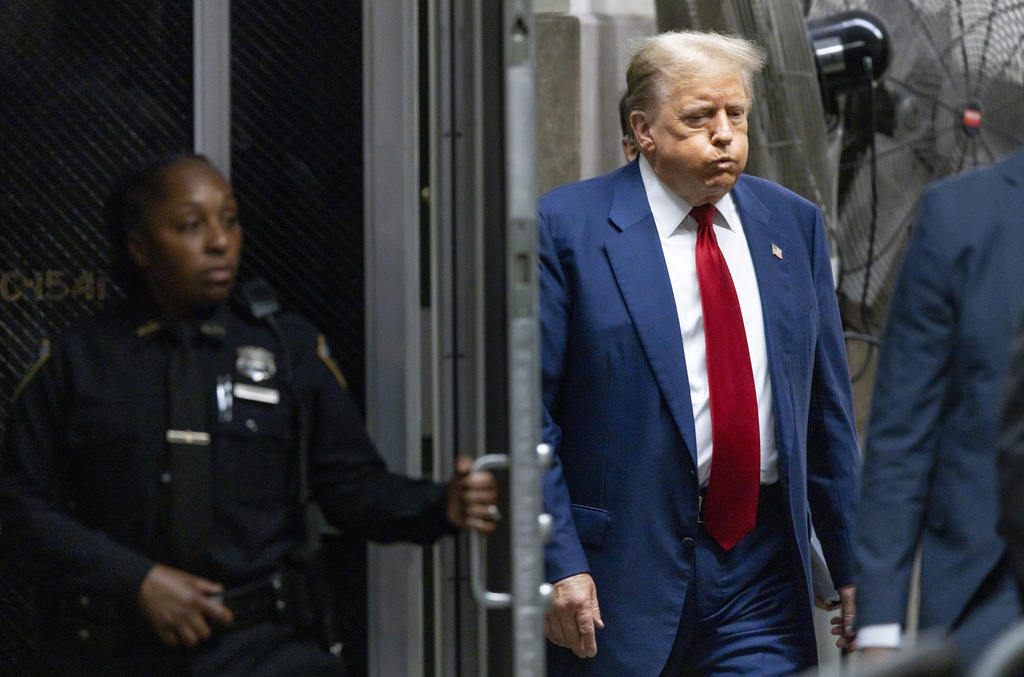 Cựu tổng thống Donald Trump tại tòa Manhattan, New York, ngày 30/4. Ảnh: AP